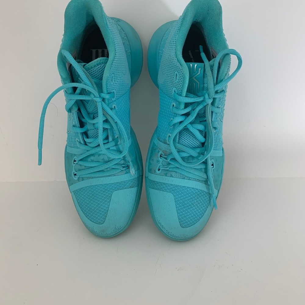 Kyrie Irving Nike 3 Men’s size 9 shoes